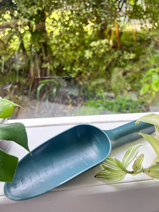 Plastic Plant Soil Scoop with Measurements